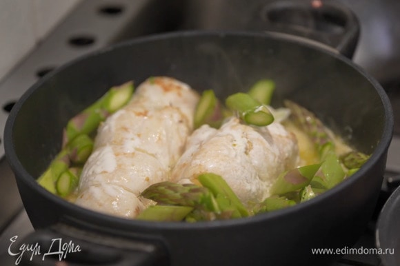 Оставшуюся спаржу нарезать небольшими кусочками наискосок, добавить в сковороду и тушить все еще 5 минут.