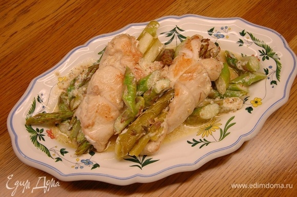 С готовых грудок удалить пищевую нить и полить их образовавшимся соусом.