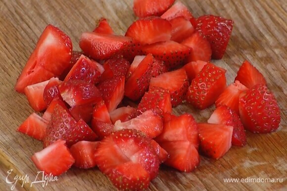 Крупные ягоды разрезать.