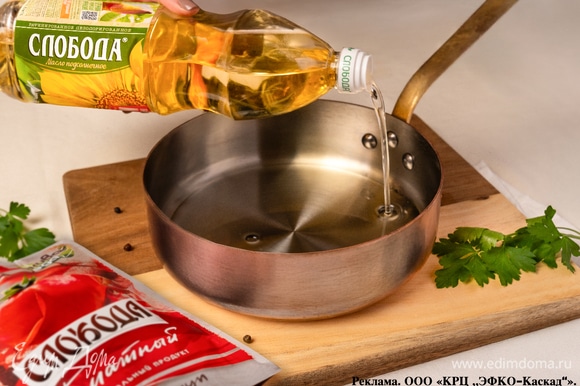 Влейте в сотейник растительное масло «Слобода». Потушите полученный фарш на среднем огне около 30 минут, часто помешивая.