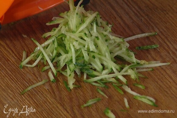 Огурцы натереть на терке соломкой отдельно от моркови.