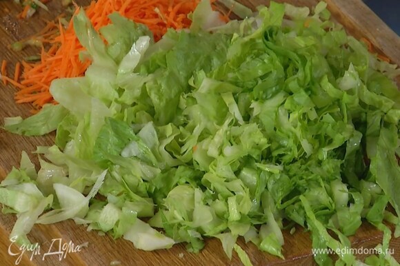 Латук, срезав грубые части, тонко нарезать.