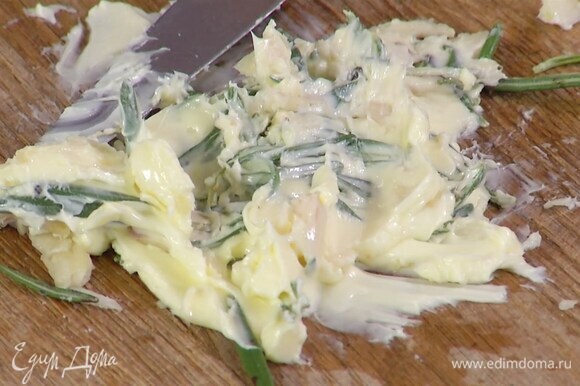 Чеснок почистить и растереть вместе с листьями розмарина и щепоткой соли плоской стороной ножа, затем добавить предварительно размягченное сливочное масло, еще немного соли и все перемешать.