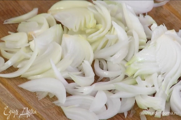Лук почистить и нарезать соломкой.
