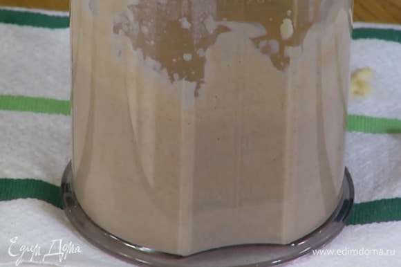 Повысить температуру в духовке до 230°С и запекать крем минут 20, до появления карамельной корочки, затем взбить погружным блендером в однородную массу и полностью остудить.