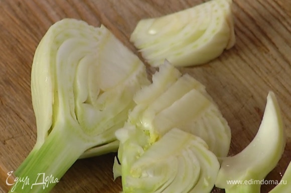Фенхель нарезать соломкой.