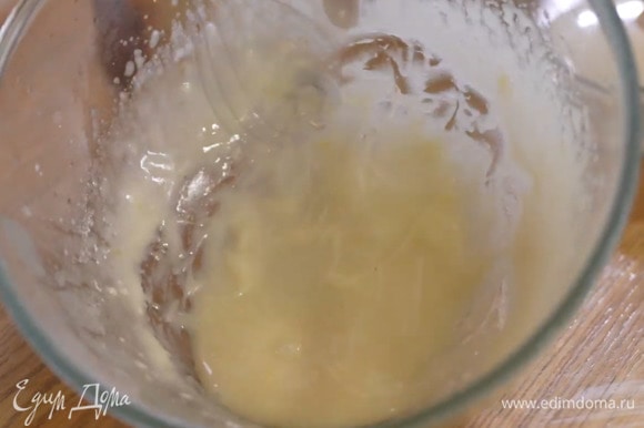 Апельсиновую мякоть отложить, а в оставшийся сок добавить сахарную пудру и взбить блендером с насадкой-венчиком, чтобы получилась глазурь.