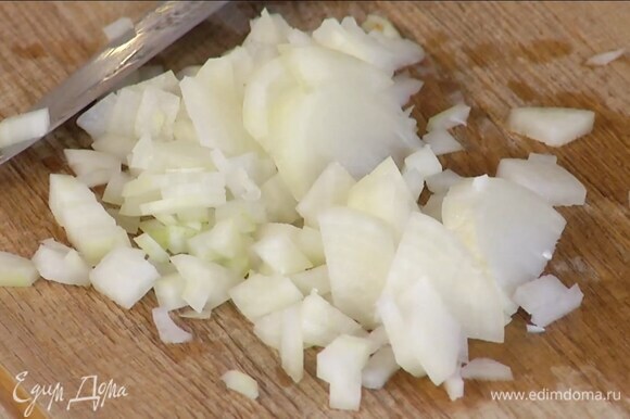 Лук почистить и мелко порубить.