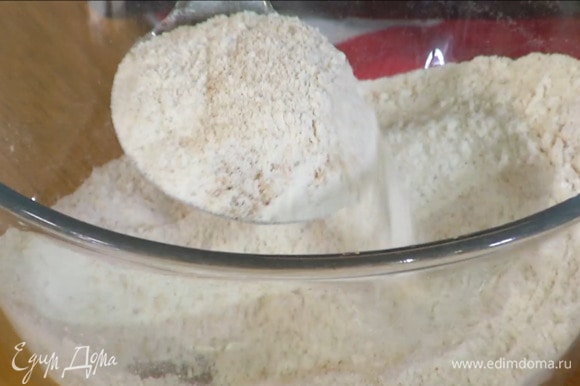 В глубокую миску всыпать сахарно-миндальную смесь, муку, соль и перемешать.