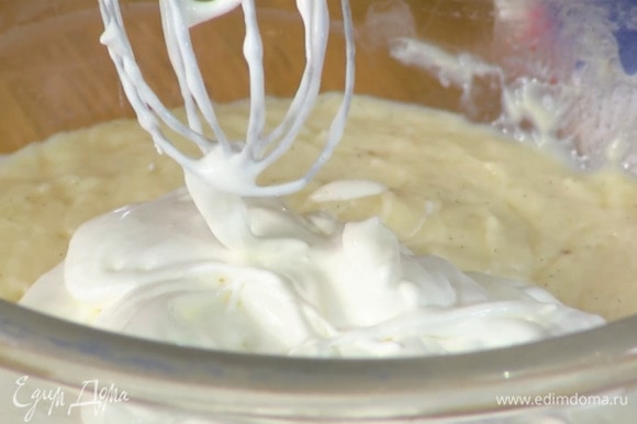 Сливки взбить блендером с насадкой-венчиком, добавить в крем и все еще немного взбить.