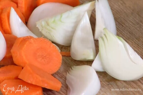 Морковь и лук почистить и крупно порезать.