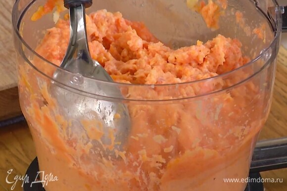 Семгу нарезать кусочками, выложить в блендер и слегка измельчить, затем выложить половину картофеля и немного взбить, добавить яйцо, соль, острый перец и оставшуюся картошку и все взбить.