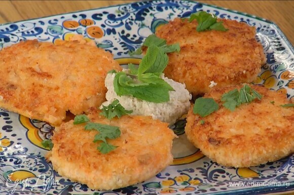 Подавать котлеты с ореховым соусом, украсив листьями мяты.