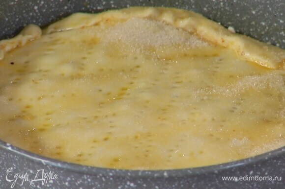 Оставшееся тесто раскатать, накрыть яблочную начинку и скрепить края (лишнее тесто срезать), смазать все яйцом с желтком и присыпать оставшимся сахаром. Часто наколоть тесто вилкой.