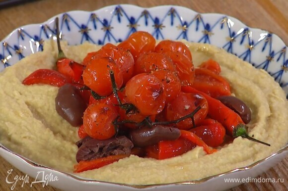 Выложить хумус в глубокую тарелку, сверху разложить оливки, запеченный перец, помидоры и чили, посыпать все оставшимися листьями тимьяна.