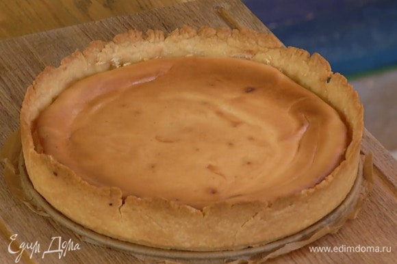 С подпеченного тарта снять бумагу с бобовыми, влить крем и отправить обратно в духовку на 45 минут.