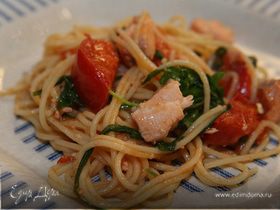 Спагетти с семгой, руколой и помидорами