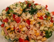 Рисовый салат с огурцами и сладкой кукурузой