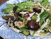 Зеленый салат с лесными грибами