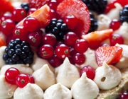 Легкий пирог с маскарпоне и ягодами