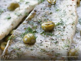 Рыба, запеченная с оливками и каперсами