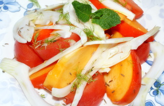 Рецепт Оригинальный салат с хурмой, помидором и фенхелем.