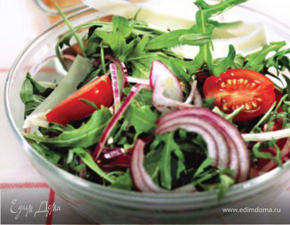 Салат с рукколой, брынзой и помидорами