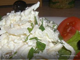 Салат из кальмаров с яйцом и луком