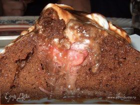 Шоколадный кекс с клубникой и взбитыми сливками