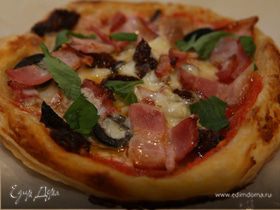 Мини-пиццы с грудинкой, помидорами и оливками