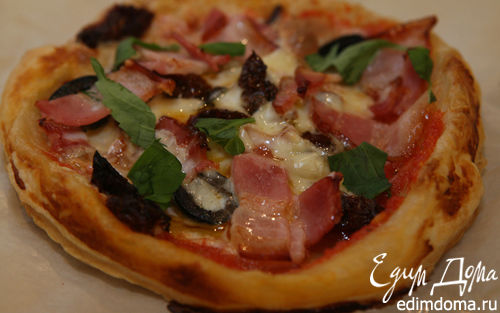 Рецепт Мини-пиццы с грудинкой, помидорами и оливками