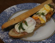 Бутерброд с яйцом, тунцом и тапенадом
