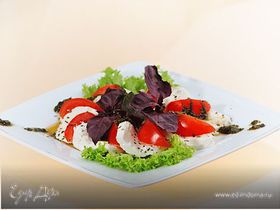 Салат с моцареллой и помидорами черри