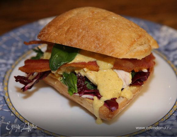 Сэндвич с курицей карри, радиккио и базиликом