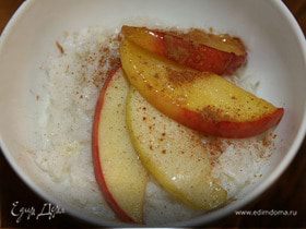 Рисовая каша с яблоками, медом и корицей