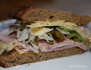 Сэндвич с ветчиной, соленьями и сыром