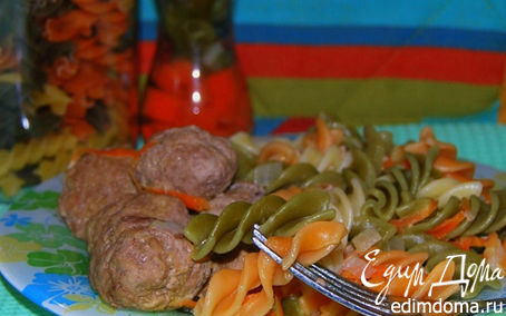 Рецепт Тефтели в сливочно-горчичном соусе с цветными макаронами