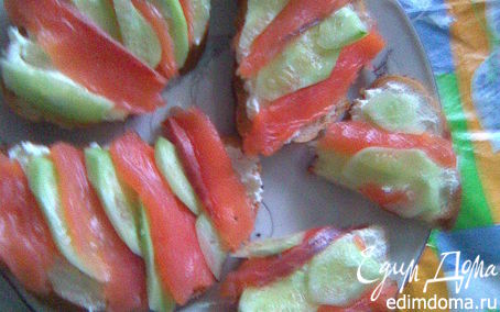 Рецепт Тосты с семгой и огурцом