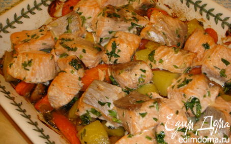 Рецепт Жареный лосось с морковью, грибами и молодым картофелем.