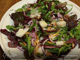 Салат с дыней, красным луком и грецкими орехами