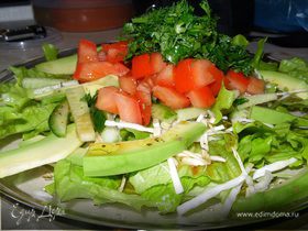 Овощной салат с авокадо и сельдереем