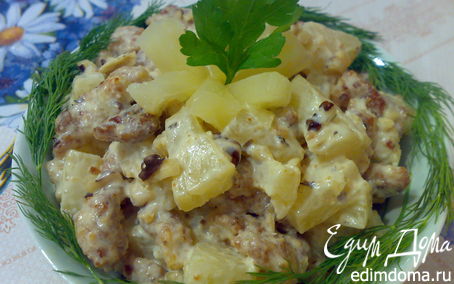 Рецепт Салат с куриным филе,ананасами и грецкими орехами