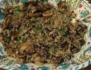Теплый салат из бурого риса и грибов