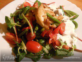 Теплый овощной салат с куриным филе и пикантными колбасками