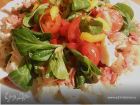 Овощной салат с моцареллой и хрустящей грудинкой
