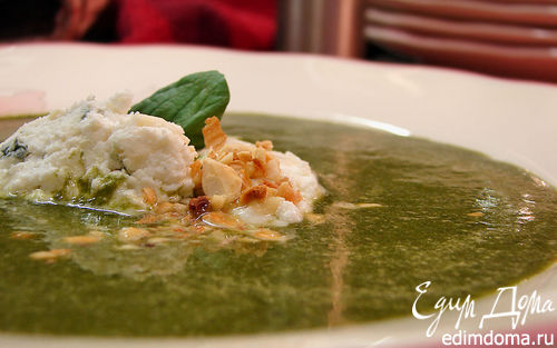 Рецепт Зеленый крем-суп с клецками из творога и сыра с плесенью