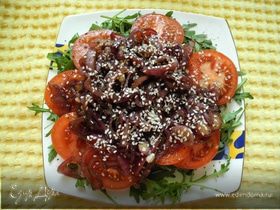 Салат из руколы и помидоров с "бальзамированным" луком