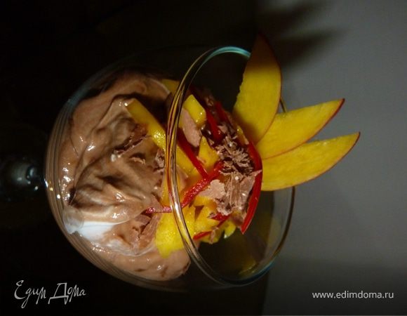 Шоколадный мусс с манго и перчиком чили