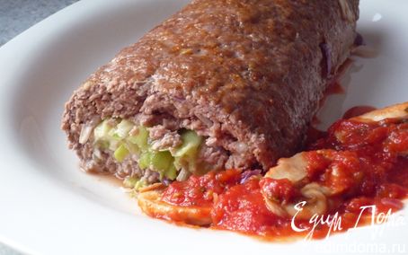 Рецепт Нежный рулет из рубленого мяса с начинкой из лука-порея и сливочного сыра