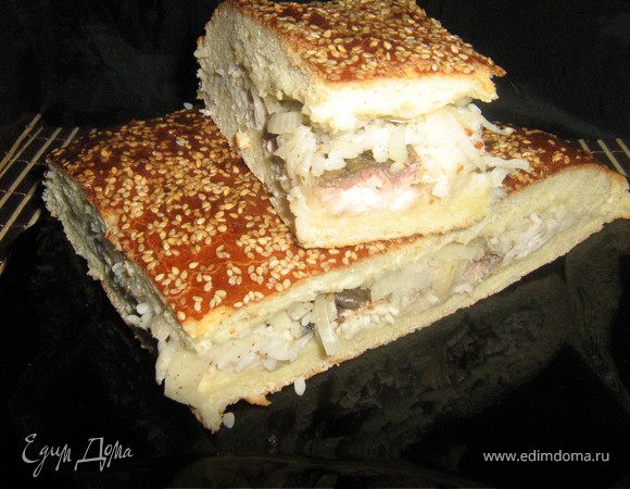 Пирог с горбушей и рисом (из дрожжевого теста) — рецепт с фото пошагово